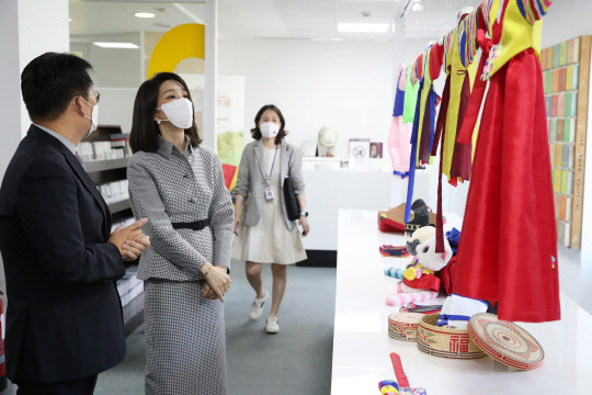 윤석열 대통령 부인 김건희 여사가 28일(현지시간) 마드리드 주스페인한국문화원을 방문해 K-패션 전시회를 관람하고 있다.    마드리드=연합뉴스